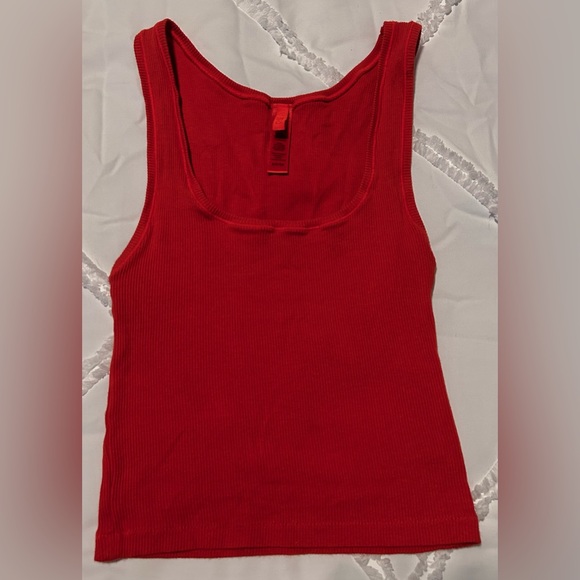 Skims Cotton Ribbed Tank Top in Red Size Small - Picture 2 of 4